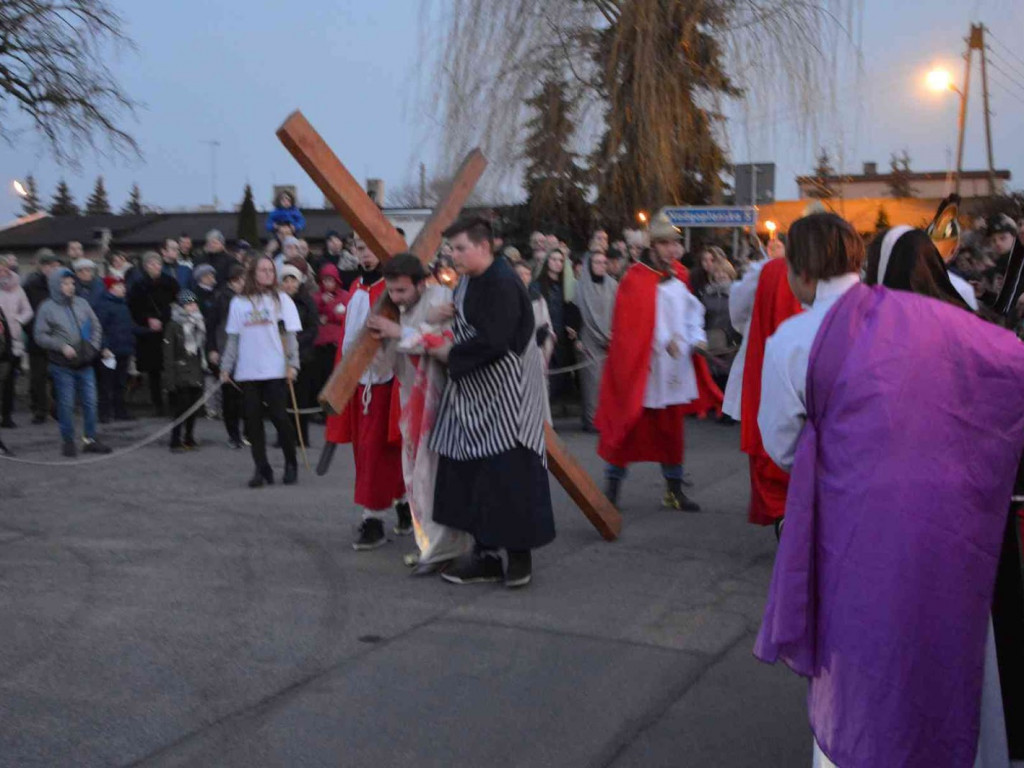 Kujawskie Misterium Męki Pańskiej: Biczowanie Jezusa Chrystusa i Droga Krzyżowa [FOTO] - MojaKruszwica.pl