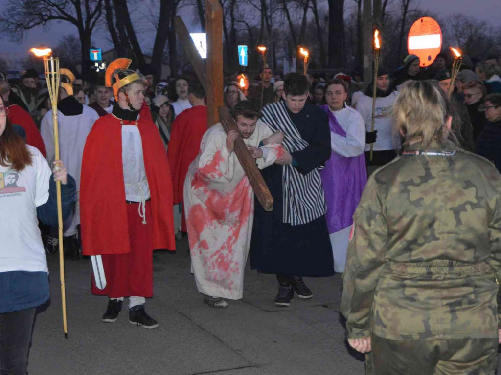 Kujawskie Misterium Męki Pańskiej: Biczowanie Jezusa Chrystusa i Droga Krzyżowa [FOTO] - MojaKruszwica.pl