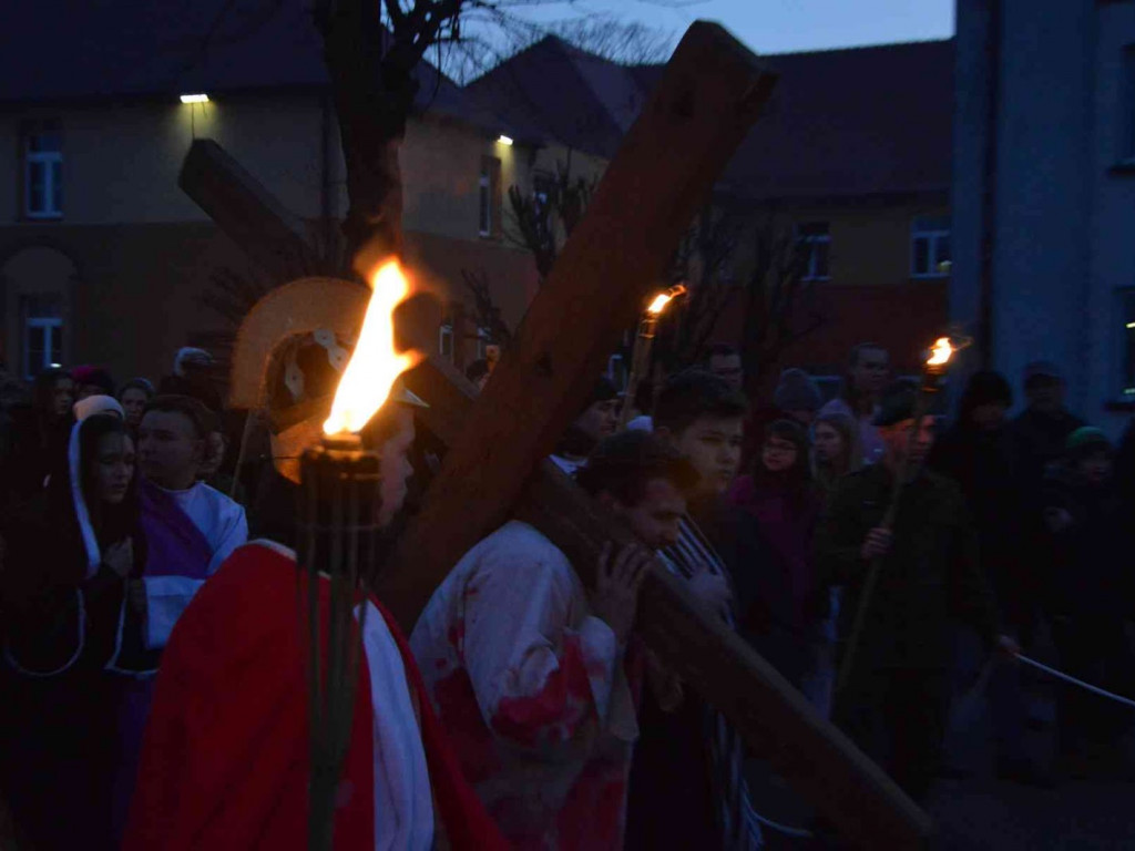 Kujawskie Misterium Męki Pańskiej: Biczowanie Jezusa Chrystusa i Droga Krzyżowa [FOTO] - MojaKruszwica.pl