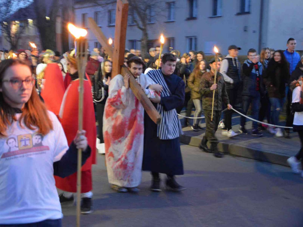 Kujawskie Misterium Męki Pańskiej: Biczowanie Jezusa Chrystusa i Droga Krzyżowa [FOTO] - MojaKruszwica.pl