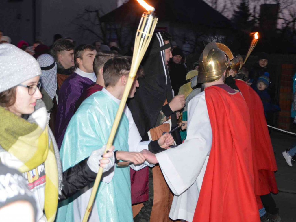 Kujawskie Misterium Męki Pańskiej: Biczowanie Jezusa Chrystusa i Droga Krzyżowa [FOTO] - MojaKruszwica.pl