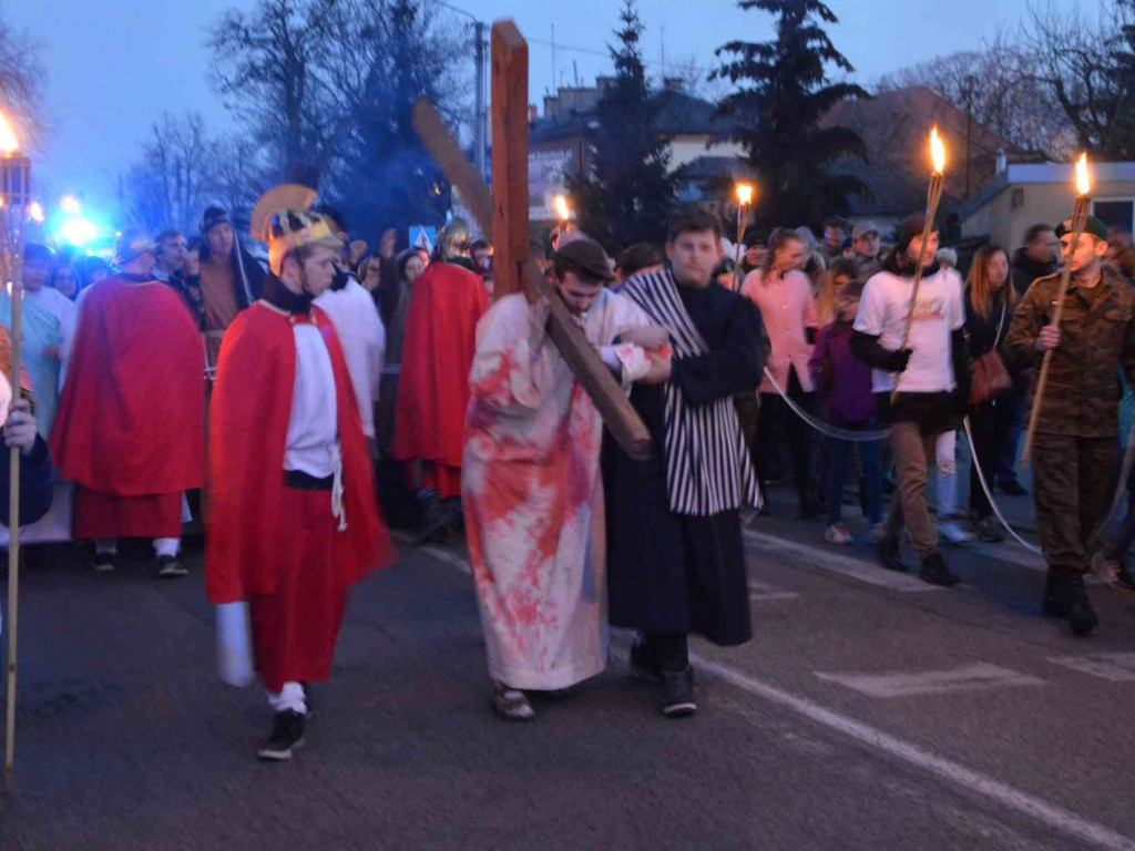 Kujawskie Misterium Męki Pańskiej: Biczowanie Jezusa Chrystusa i Droga Krzyżowa [FOTO] - MojaKruszwica.pl