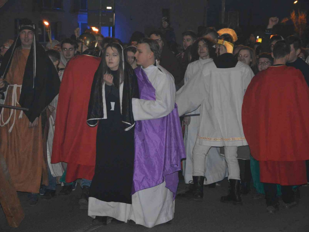 Kujawskie Misterium Męki Pańskiej: Biczowanie Jezusa Chrystusa i Droga Krzyżowa [FOTO] - MojaKruszwica.pl
