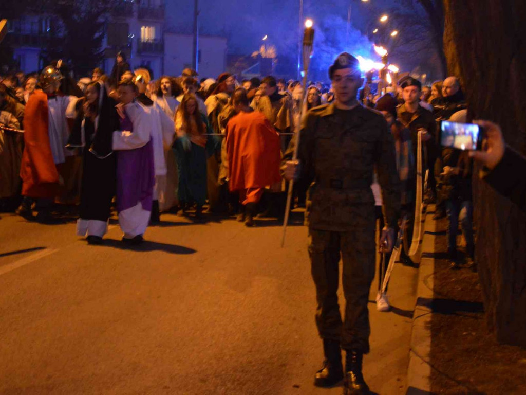 Kujawskie Misterium Męki Pańskiej: Biczowanie Jezusa Chrystusa i Droga Krzyżowa [FOTO] - MojaKruszwica.pl