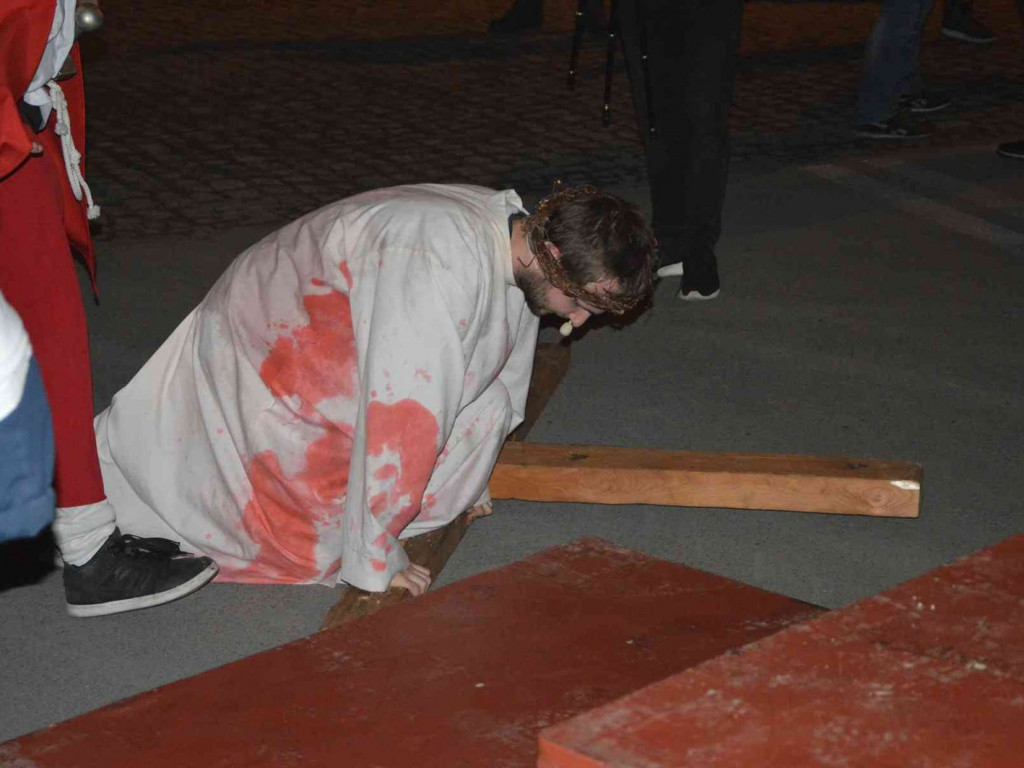 Kujawskie Misterium Męki Pańskiej: Biczowanie Jezusa Chrystusa i Droga Krzyżowa [FOTO] - MojaKruszwica.pl