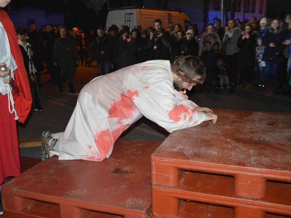 Kujawskie Misterium Męki Pańskiej: Biczowanie Jezusa Chrystusa i Droga Krzyżowa [FOTO] - MojaKruszwica.pl