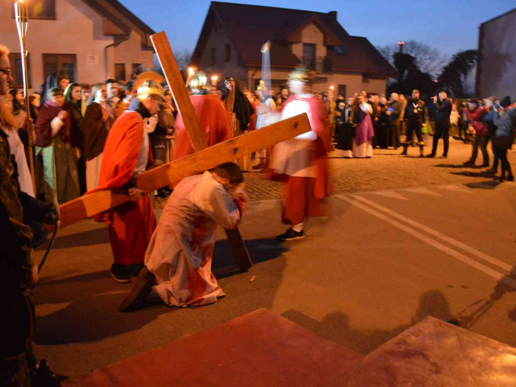Kujawskie Misterium Męki Pańskiej: Biczowanie Jezusa Chrystusa i Droga Krzyżowa [FOTO] - MojaKruszwica.pl