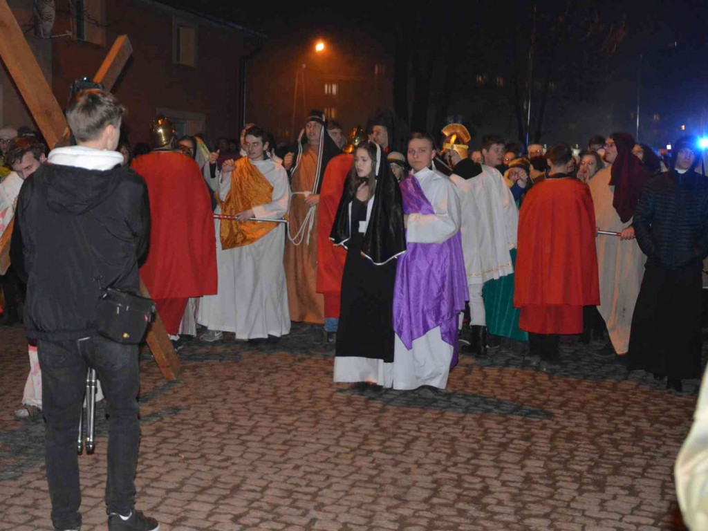 Kujawskie Misterium Męki Pańskiej: Biczowanie Jezusa Chrystusa i Droga Krzyżowa [FOTO] - MojaKruszwica.pl