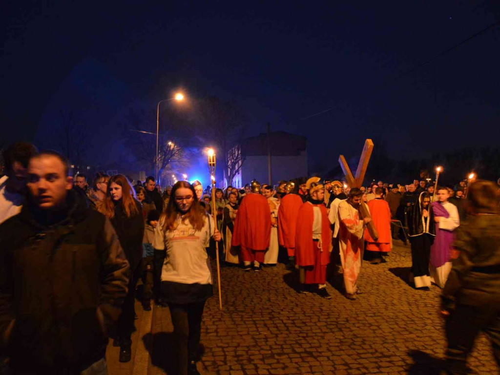 Kujawskie Misterium Męki Pańskiej: Biczowanie Jezusa Chrystusa i Droga Krzyżowa [FOTO] - MojaKruszwica.pl