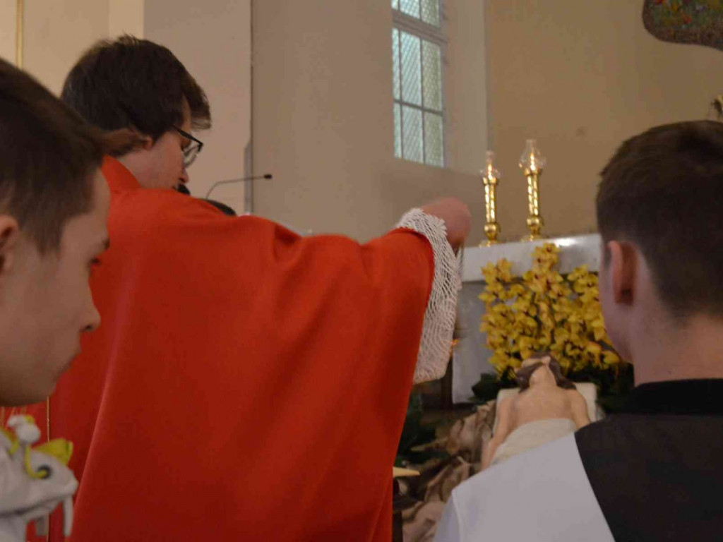 Wielki Piątek. Upamiętniamy śmierć Jezusa Chrystusa na krzyżu. Zobacz zdjęcia z uroczystości [FOTO]