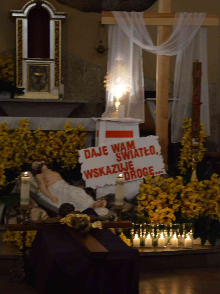 Wielki Piątek. Upamiętniamy śmierć Jezusa Chrystusa na krzyżu. Zobacz zdjęcia z uroczystości [FOTO]