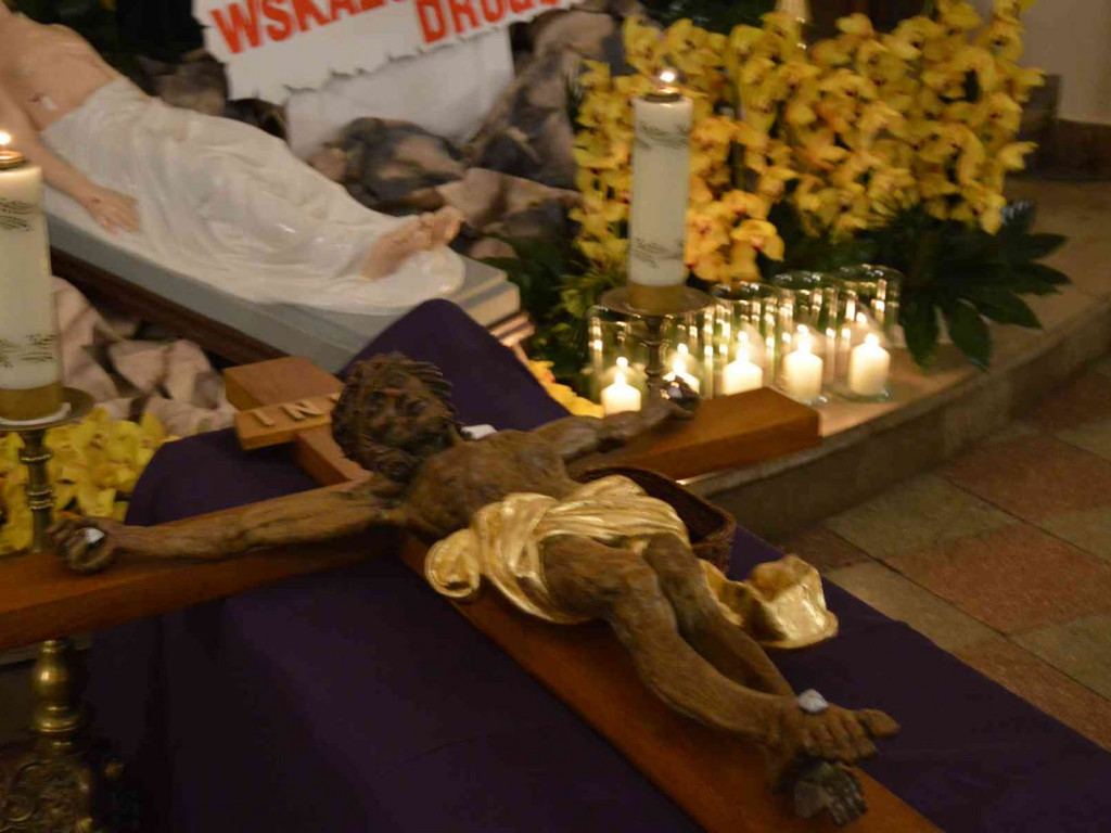 Wielki Piątek. Upamiętniamy śmierć Jezusa Chrystusa na krzyżu. Zobacz zdjęcia z uroczystości [FOTO]