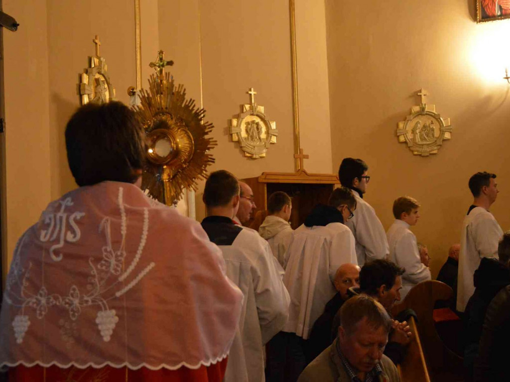 Wielki Piątek. Upamiętniamy śmierć Jezusa Chrystusa na krzyżu. Zobacz zdjęcia z uroczystości [FOTO]