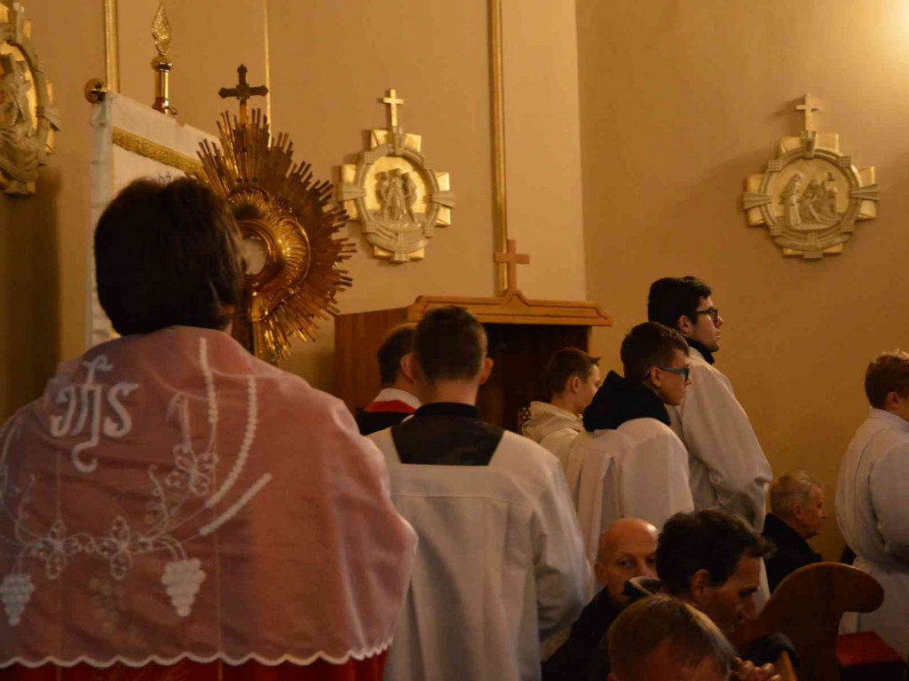 Wielki Piątek. Upamiętniamy śmierć Jezusa Chrystusa na krzyżu. Zobacz zdjęcia z uroczystości [FOTO]