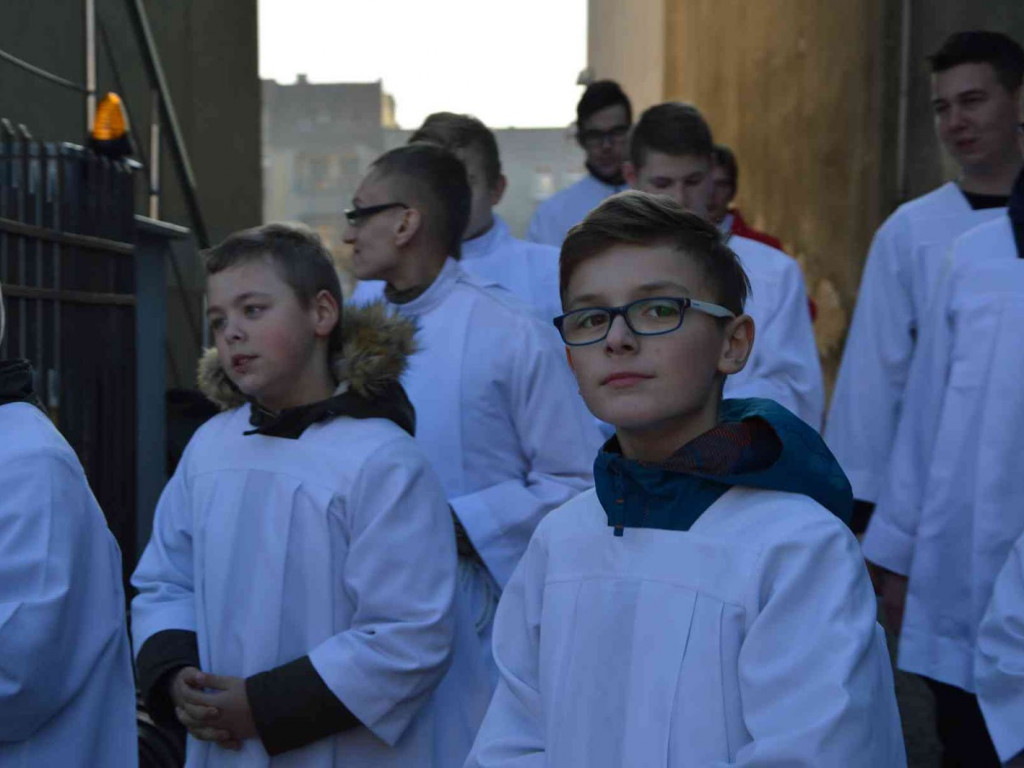 Wielki Piątek. Upamiętniamy śmierć Jezusa Chrystusa na krzyżu. Zobacz zdjęcia z uroczystości [FOTO]