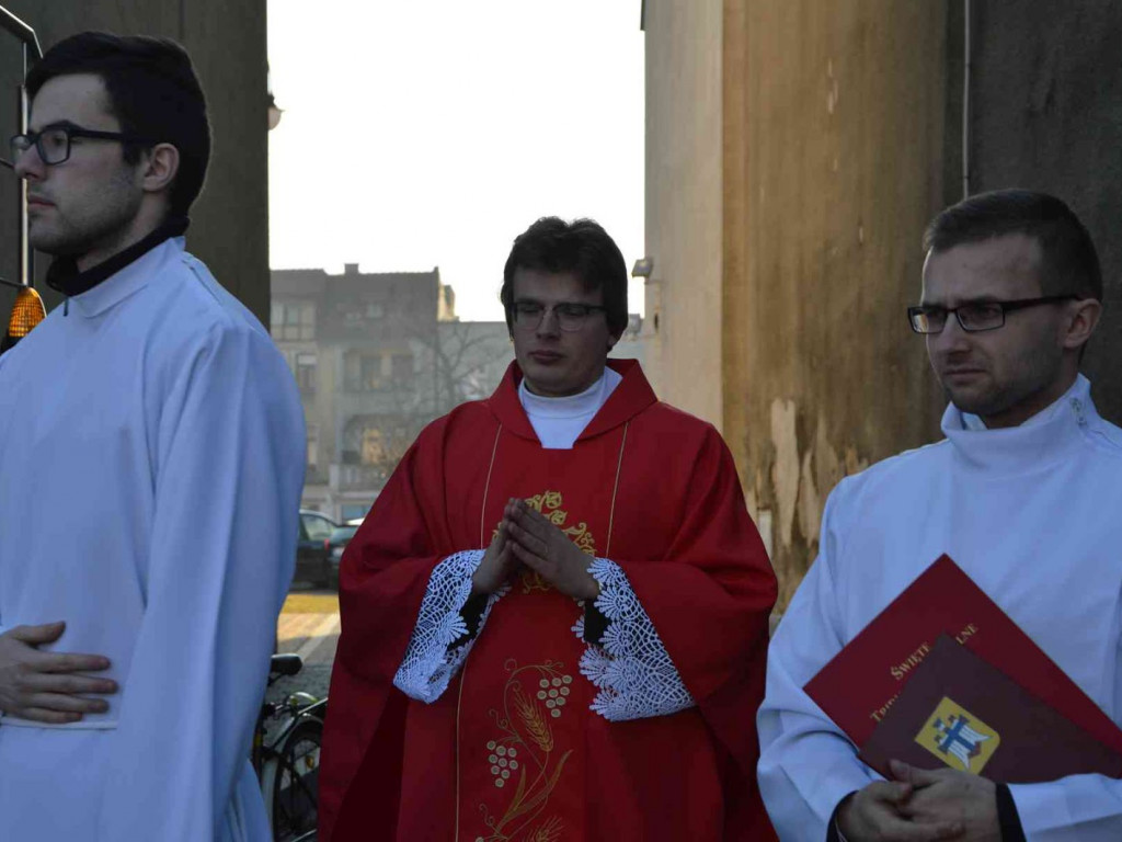 Wielki Piątek. Upamiętniamy śmierć Jezusa Chrystusa na krzyżu. Zobacz zdjęcia z uroczystości [FOTO]