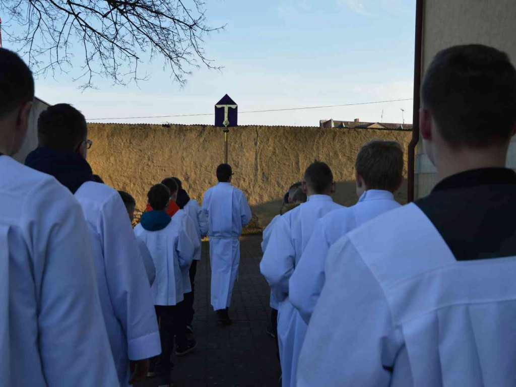 Wielki Piątek. Upamiętniamy śmierć Jezusa Chrystusa na krzyżu. Zobacz zdjęcia z uroczystości [FOTO]