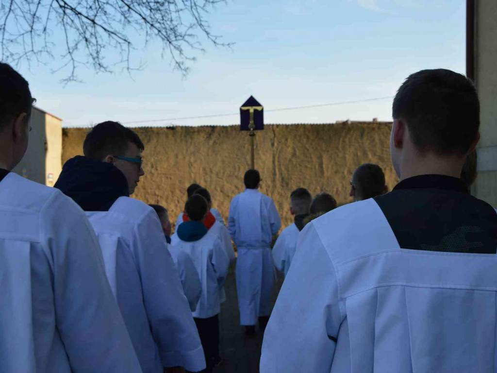 Wielki Piątek. Upamiętniamy śmierć Jezusa Chrystusa na krzyżu. Zobacz zdjęcia z uroczystości [FOTO]