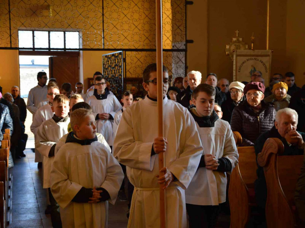 Wielki Piątek. Upamiętniamy śmierć Jezusa Chrystusa na krzyżu. Zobacz zdjęcia z uroczystości [FOTO]