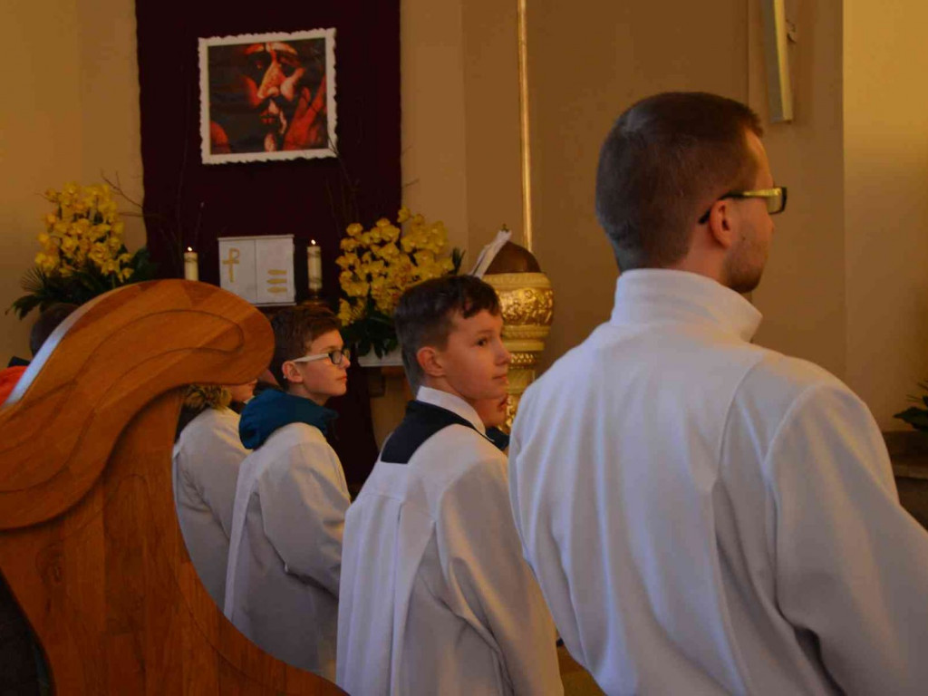Wielki Piątek. Upamiętniamy śmierć Jezusa Chrystusa na krzyżu. Zobacz zdjęcia z uroczystości [FOTO]