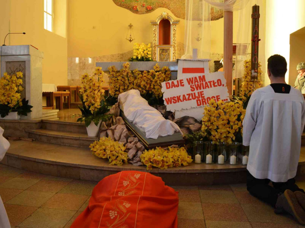 Wielki Piątek. Upamiętniamy śmierć Jezusa Chrystusa na krzyżu. Zobacz zdjęcia z uroczystości [FOTO]