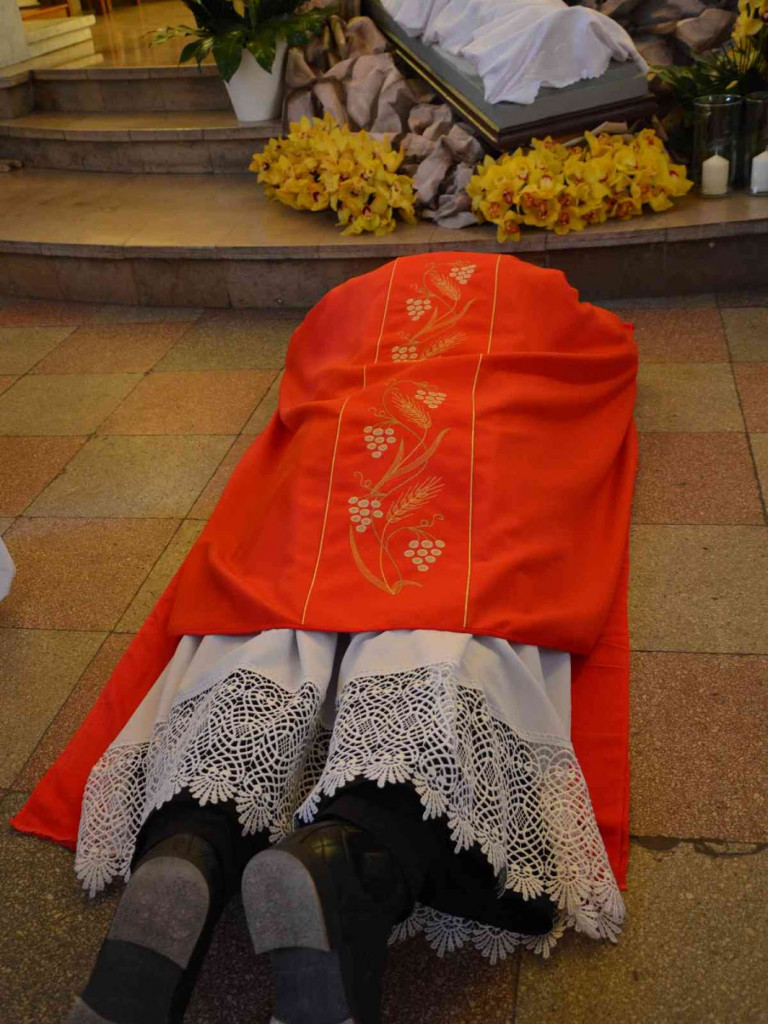 Wielki Piątek. Upamiętniamy śmierć Jezusa Chrystusa na krzyżu. Zobacz zdjęcia z uroczystości [FOTO]