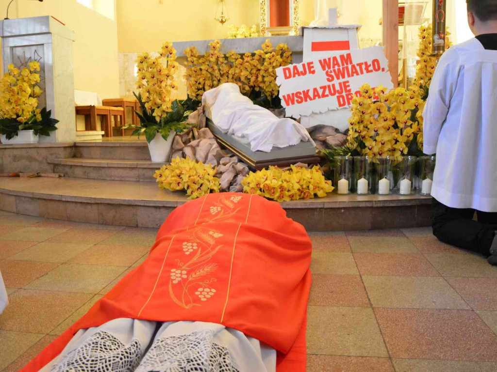 Wielki Piątek. Upamiętniamy śmierć Jezusa Chrystusa na krzyżu. Zobacz zdjęcia z uroczystości [FOTO]