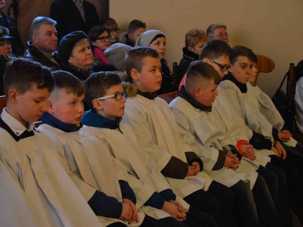 Wielki Piątek. Upamiętniamy śmierć Jezusa Chrystusa na krzyżu. Zobacz zdjęcia z uroczystości [FOTO]