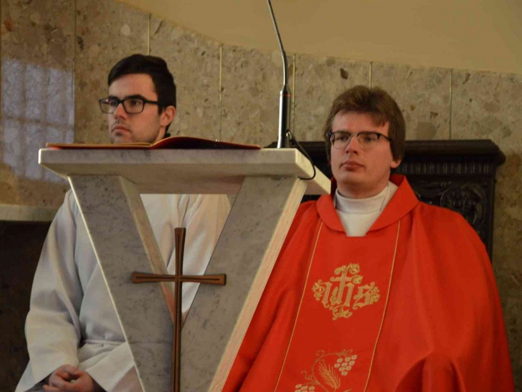 Wielki Piątek. Upamiętniamy śmierć Jezusa Chrystusa na krzyżu. Zobacz zdjęcia z uroczystości [FOTO]