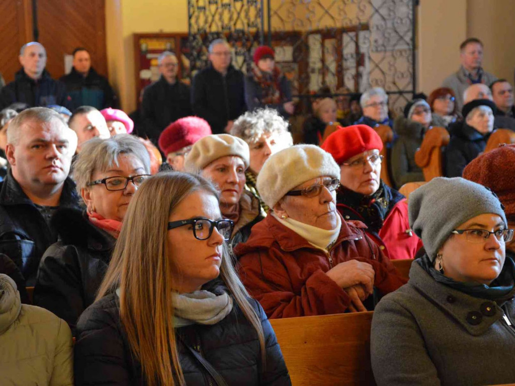 Wielki Piątek. Upamiętniamy śmierć Jezusa Chrystusa na krzyżu. Zobacz zdjęcia z uroczystości [FOTO]