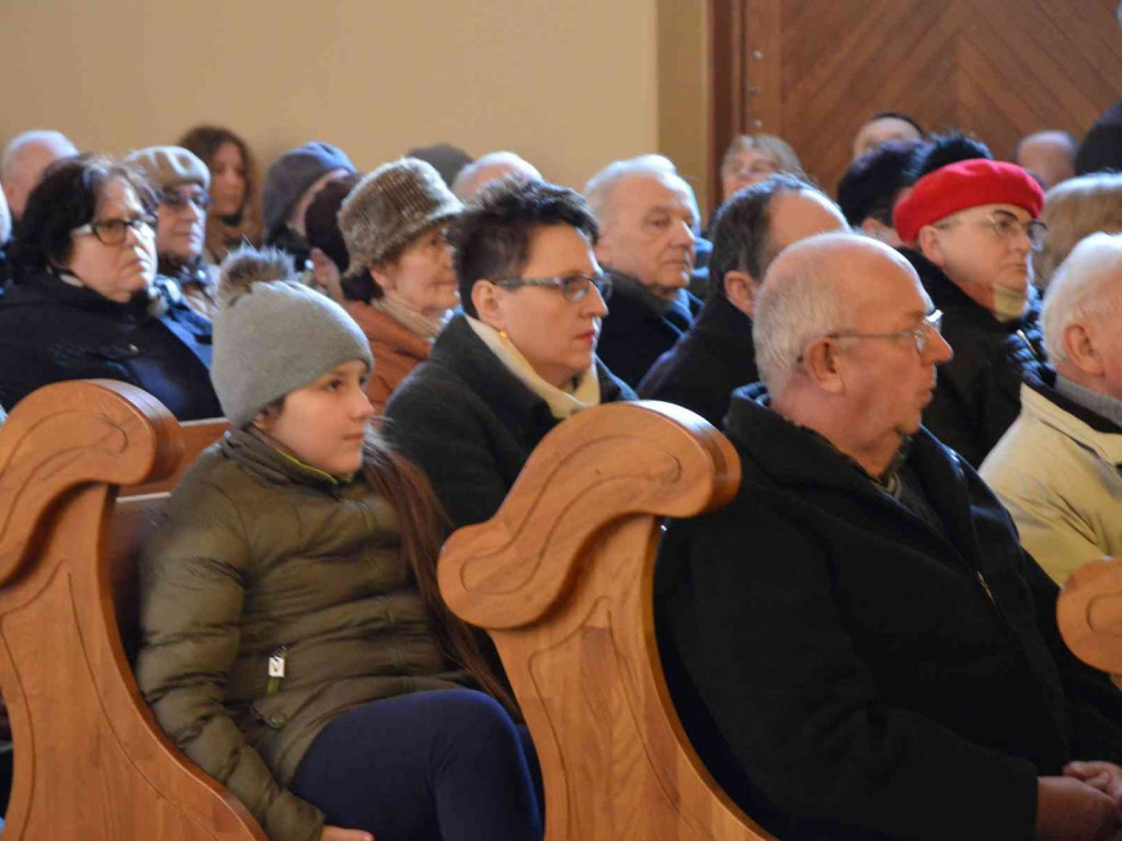 Wielki Piątek. Upamiętniamy śmierć Jezusa Chrystusa na krzyżu. Zobacz zdjęcia z uroczystości [FOTO]