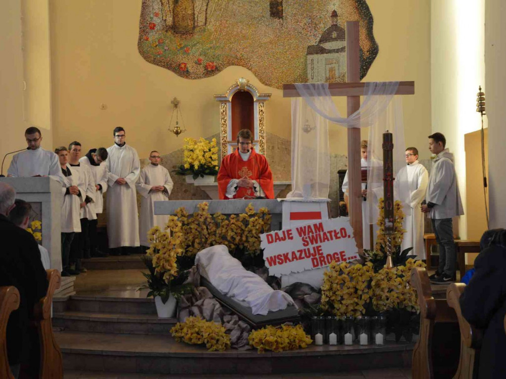 Wielki Piątek. Upamiętniamy śmierć Jezusa Chrystusa na krzyżu. Zobacz zdjęcia z uroczystości [FOTO]