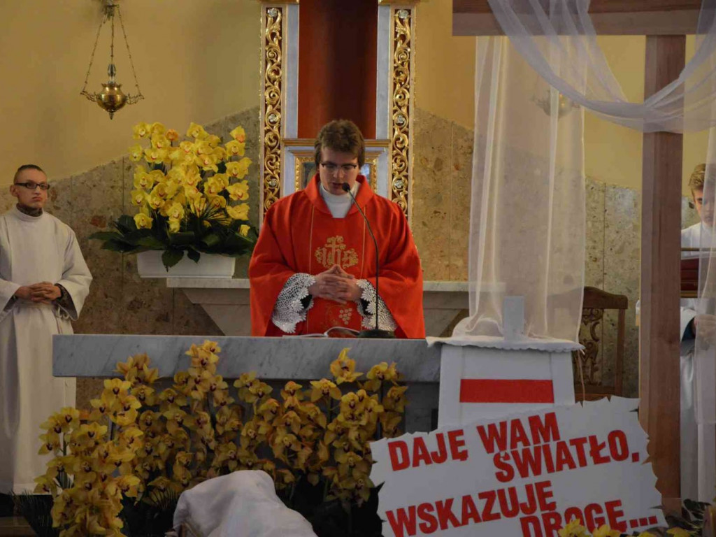 Wielki Piątek. Upamiętniamy śmierć Jezusa Chrystusa na krzyżu. Zobacz zdjęcia z uroczystości [FOTO]