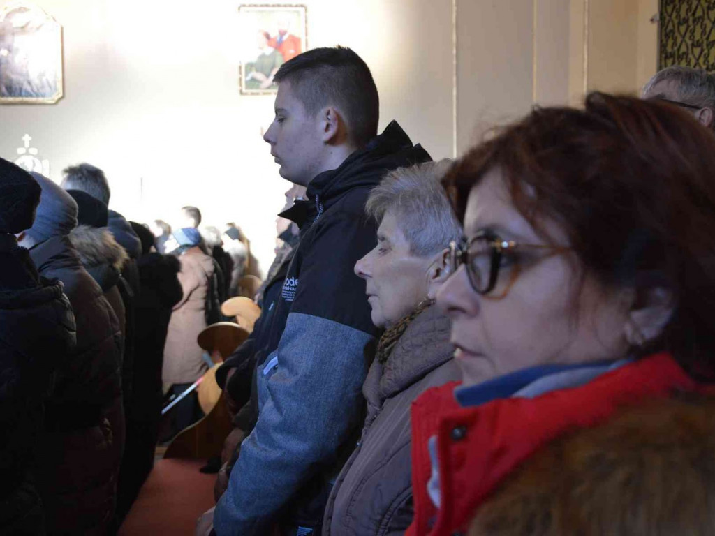Wielki Piątek. Upamiętniamy śmierć Jezusa Chrystusa na krzyżu. Zobacz zdjęcia z uroczystości [FOTO]