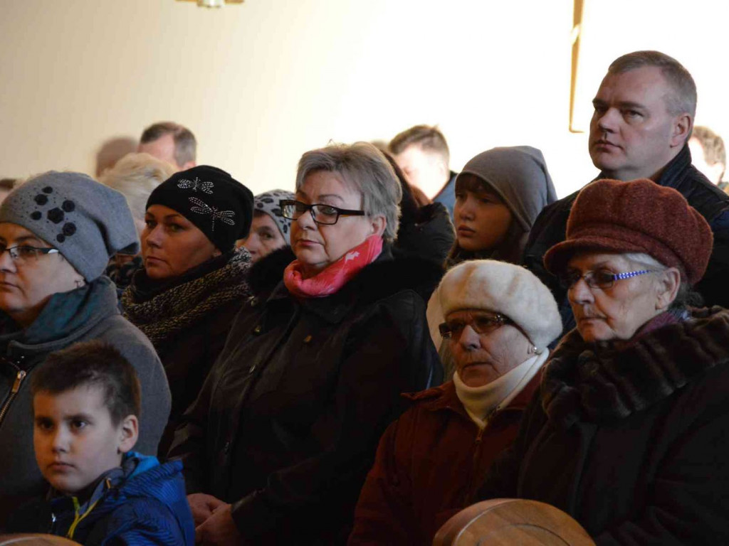 Wielki Piątek. Upamiętniamy śmierć Jezusa Chrystusa na krzyżu. Zobacz zdjęcia z uroczystości [FOTO]