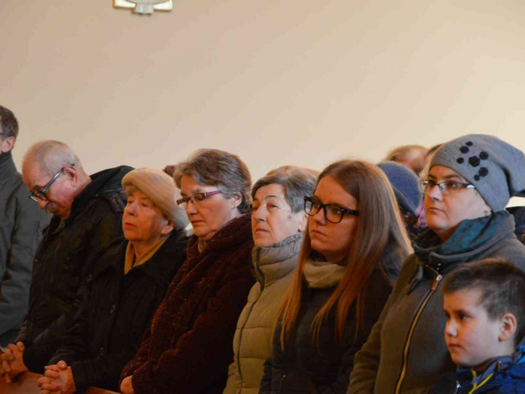 Wielki Piątek. Upamiętniamy śmierć Jezusa Chrystusa na krzyżu. Zobacz zdjęcia z uroczystości [FOTO]