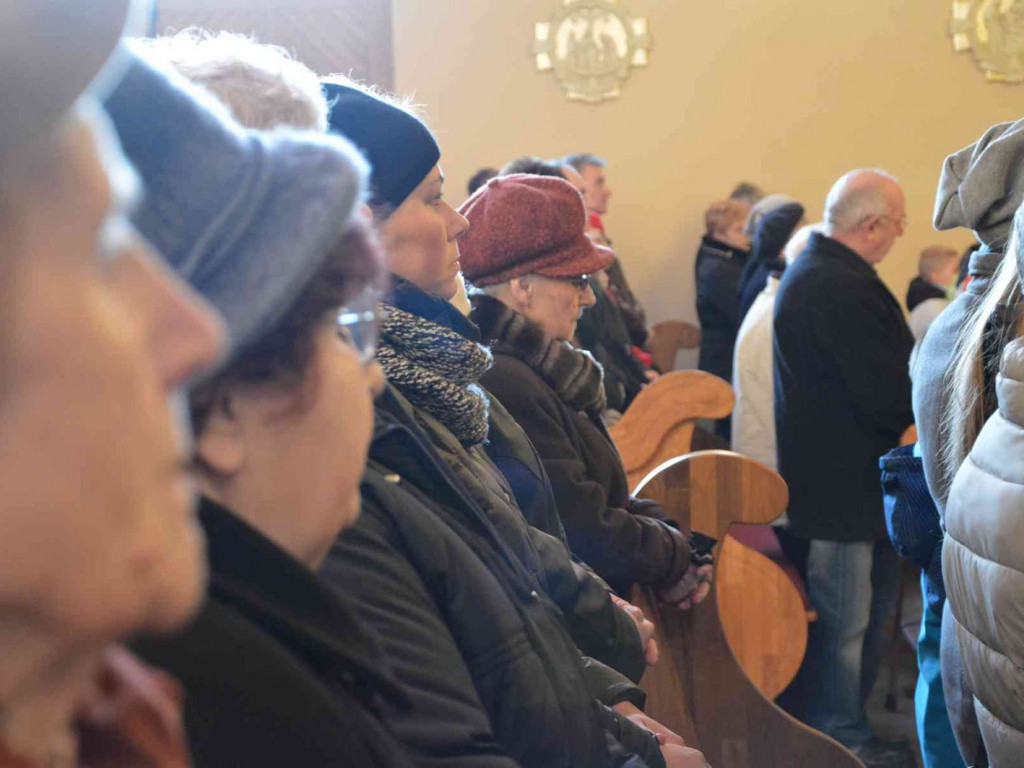 Wielki Piątek. Upamiętniamy śmierć Jezusa Chrystusa na krzyżu. Zobacz zdjęcia z uroczystości [FOTO]