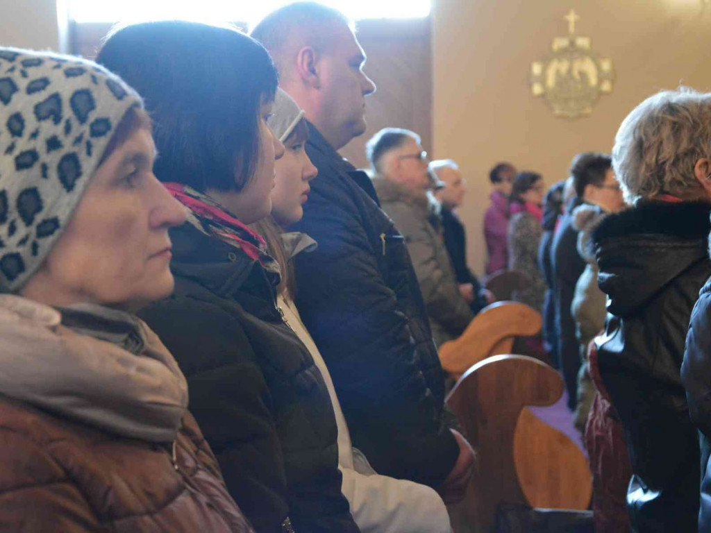 Wielki Piątek. Upamiętniamy śmierć Jezusa Chrystusa na krzyżu. Zobacz zdjęcia z uroczystości [FOTO]