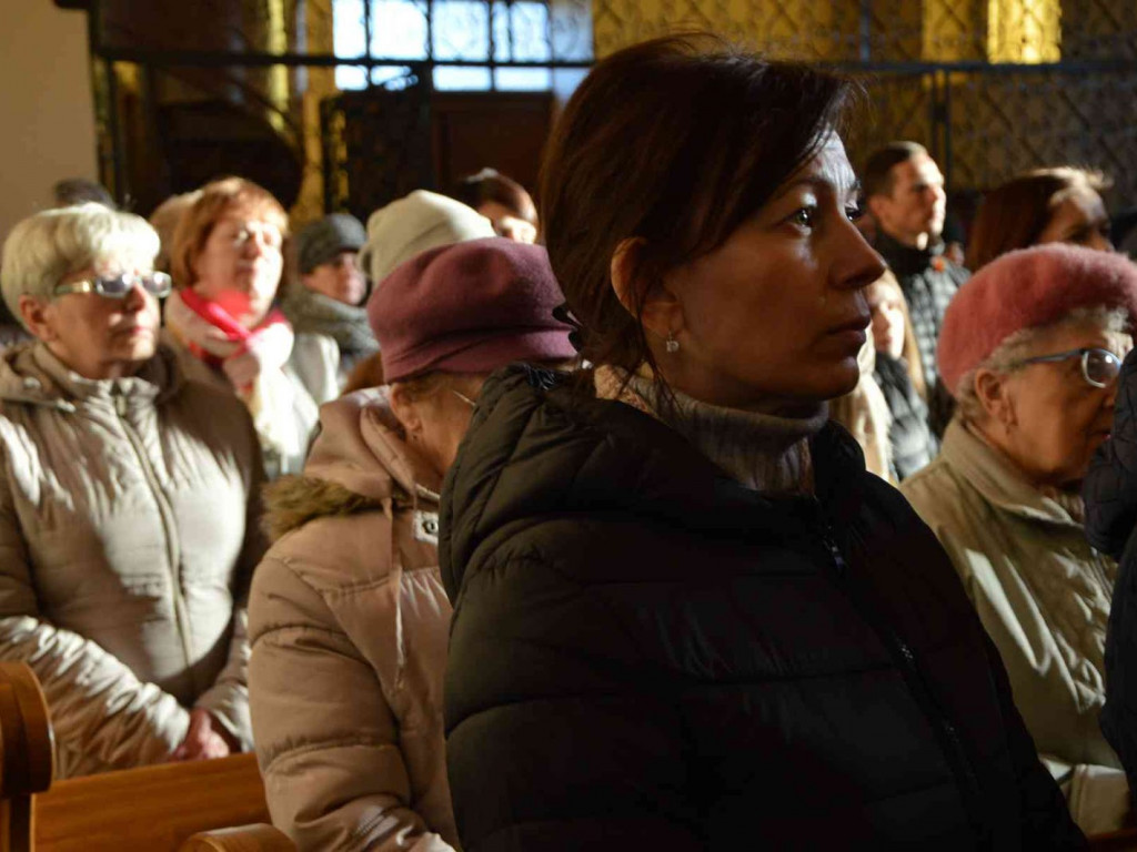 Wielki Piątek. Upamiętniamy śmierć Jezusa Chrystusa na krzyżu. Zobacz zdjęcia z uroczystości [FOTO]