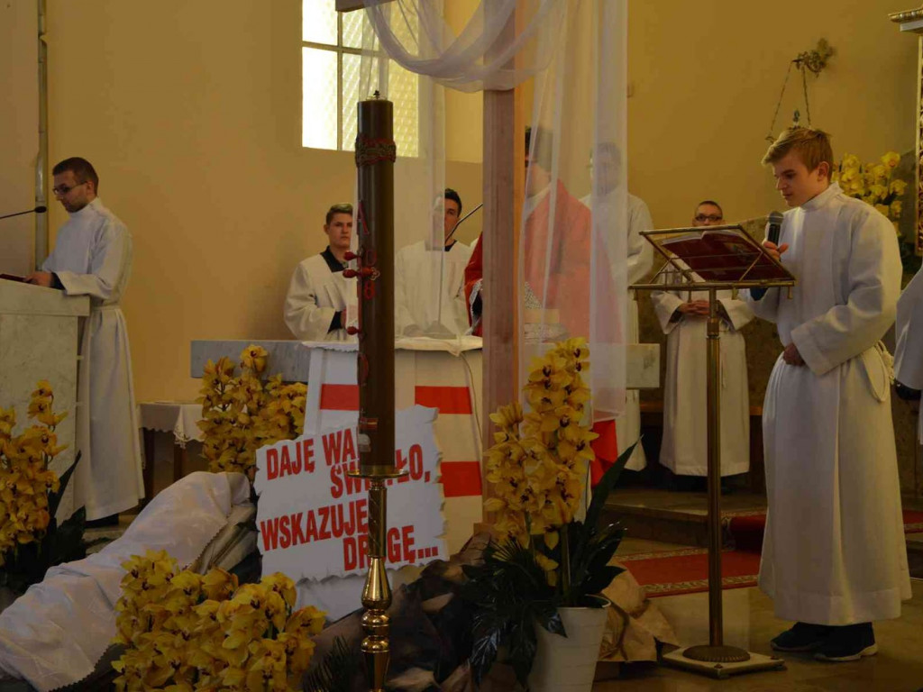 Wielki Piątek. Upamiętniamy śmierć Jezusa Chrystusa na krzyżu. Zobacz zdjęcia z uroczystości [FOTO]