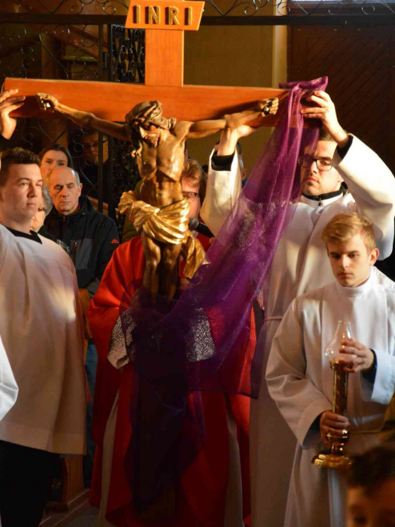 Wielki Piątek. Upamiętniamy śmierć Jezusa Chrystusa na krzyżu. Zobacz zdjęcia z uroczystości [FOTO]