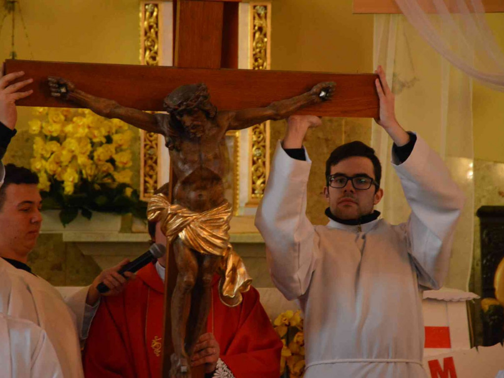 Wielki Piątek. Upamiętniamy śmierć Jezusa Chrystusa na krzyżu. Zobacz zdjęcia z uroczystości [FOTO]