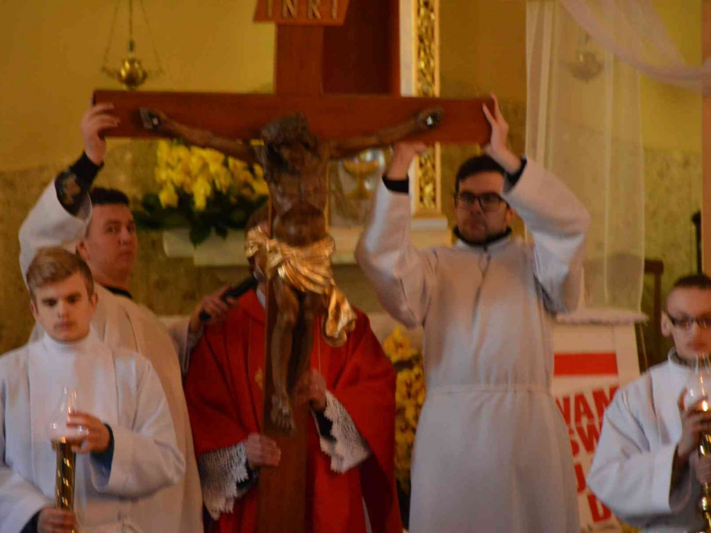 Wielki Piątek. Upamiętniamy śmierć Jezusa Chrystusa na krzyżu. Zobacz zdjęcia z uroczystości [FOTO]