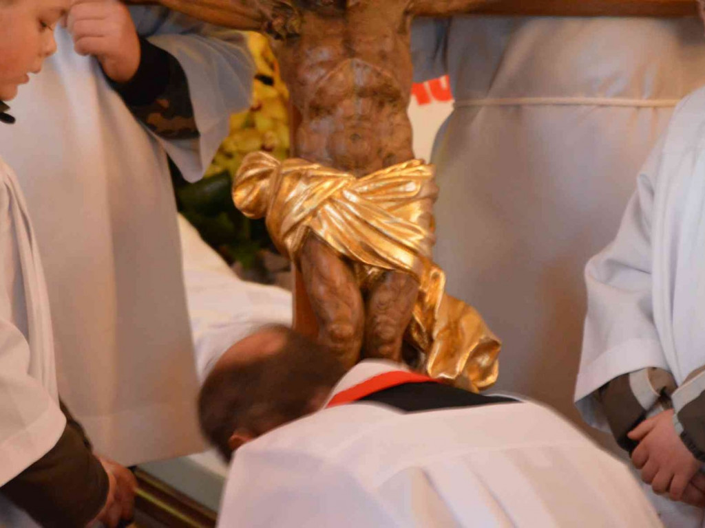 Wielki Piątek. Upamiętniamy śmierć Jezusa Chrystusa na krzyżu. Zobacz zdjęcia z uroczystości [FOTO]