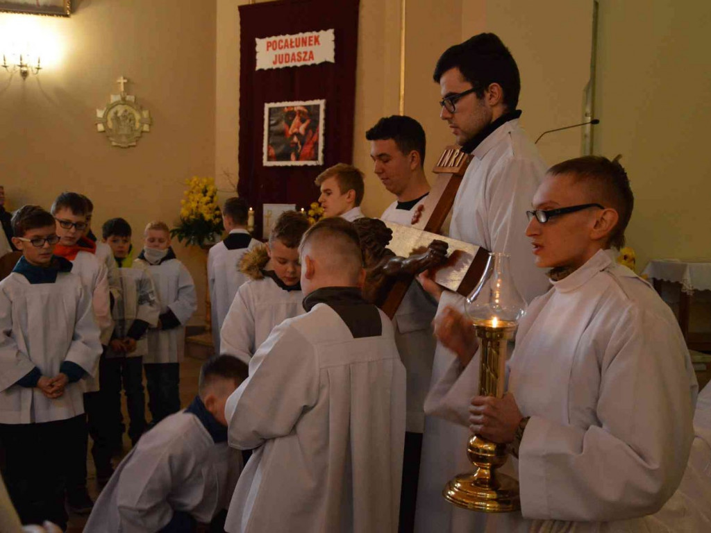 Wielki Piątek. Upamiętniamy śmierć Jezusa Chrystusa na krzyżu. Zobacz zdjęcia z uroczystości [FOTO]