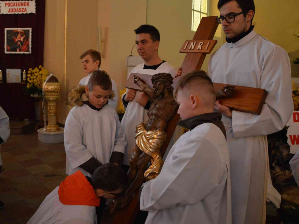 Wielki Piątek. Upamiętniamy śmierć Jezusa Chrystusa na krzyżu. Zobacz zdjęcia z uroczystości [FOTO]