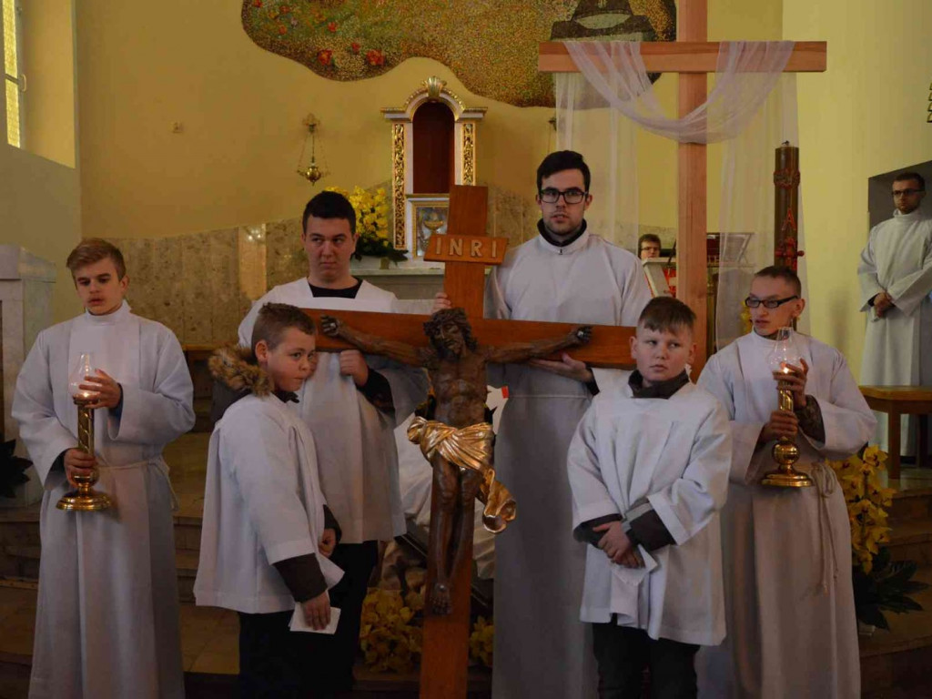 Wielki Piątek. Upamiętniamy śmierć Jezusa Chrystusa na krzyżu. Zobacz zdjęcia z uroczystości [FOTO]