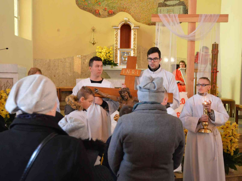 Wielki Piątek. Upamiętniamy śmierć Jezusa Chrystusa na krzyżu. Zobacz zdjęcia z uroczystości [FOTO]