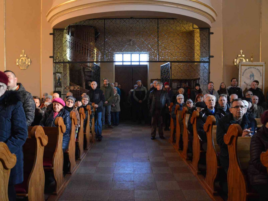 Wielki Piątek. Upamiętniamy śmierć Jezusa Chrystusa na krzyżu. Zobacz zdjęcia z uroczystości [FOTO]