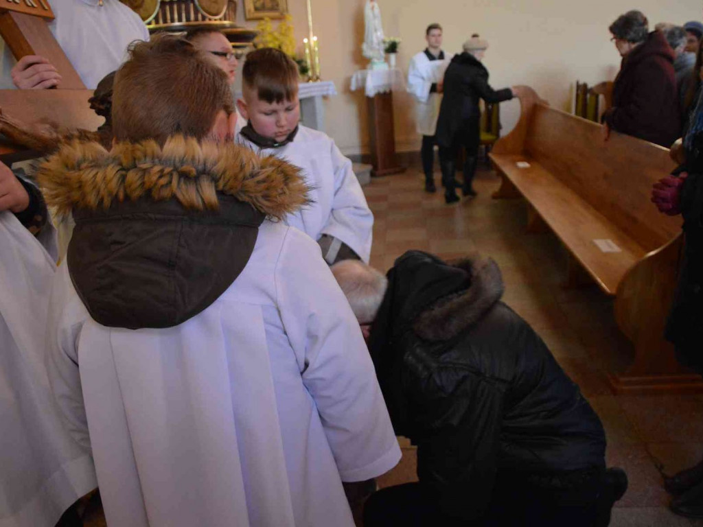 Wielki Piątek. Upamiętniamy śmierć Jezusa Chrystusa na krzyżu. Zobacz zdjęcia z uroczystości [FOTO]